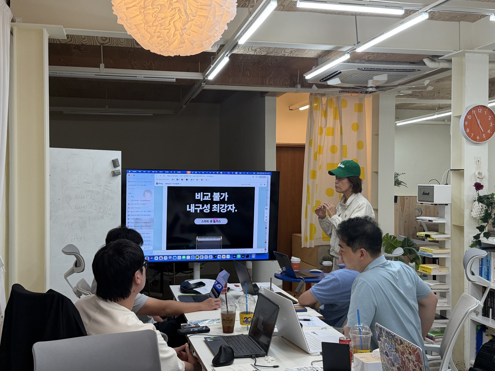 Aside를 열어 둔 채 네이버 블로그 글을 확인하는 화면입니다.