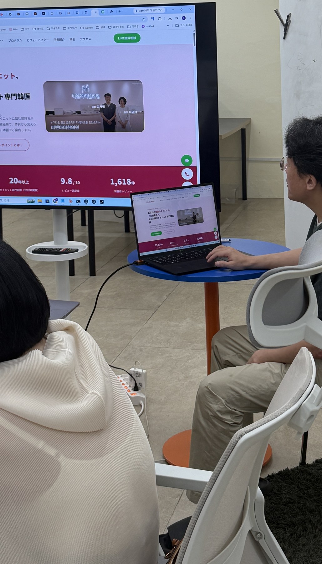 완성된 일본어 랜딩페이지. 왼쪽 노트북은 원본 한국어 페이지, 오른쪽 화면은 일본어로 재구성한 페이지입니다. 후기 수치는 그대로 유지했습니다.